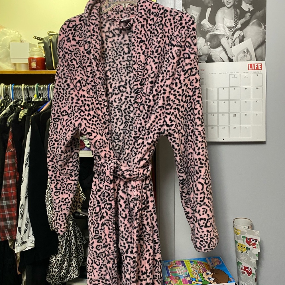 Robe - Picture 1 of 4